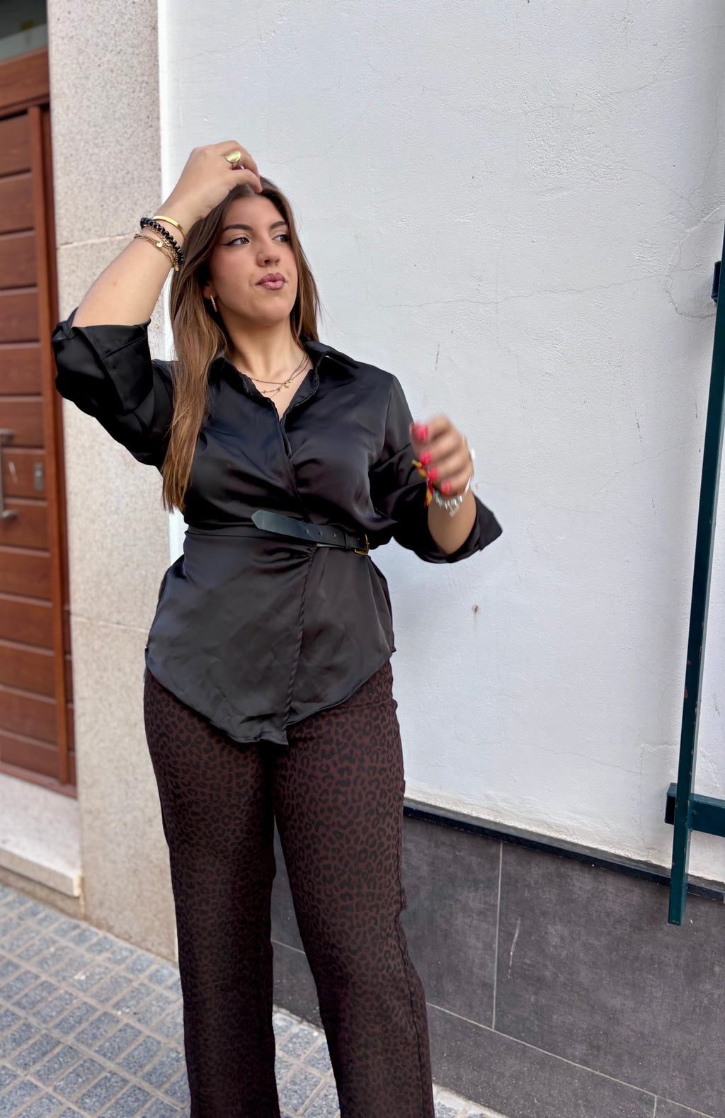 Blusa Satinada Wrap con Cinturón – Modelo Aurora