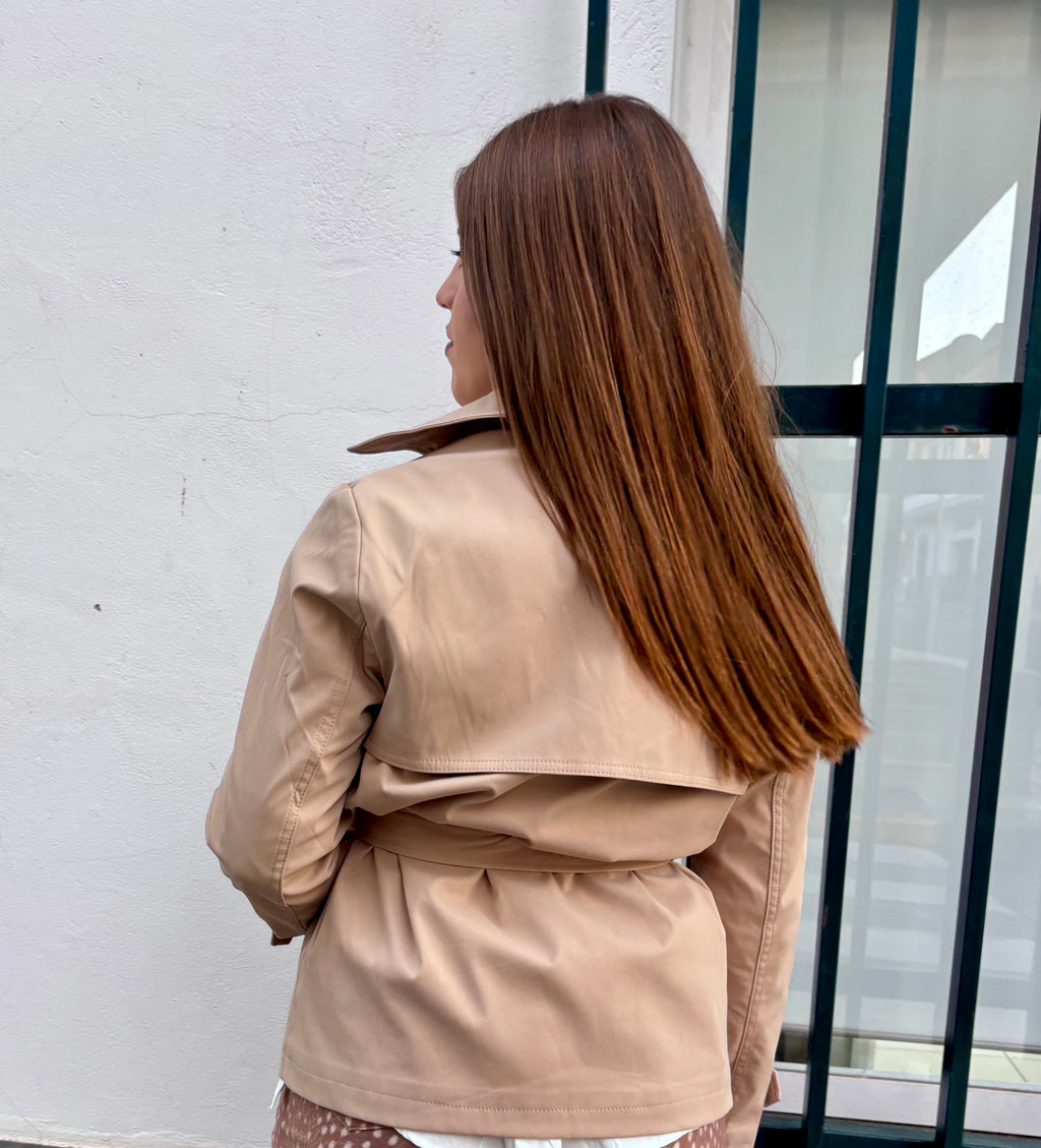 Gabardina Corta Beige con Botones