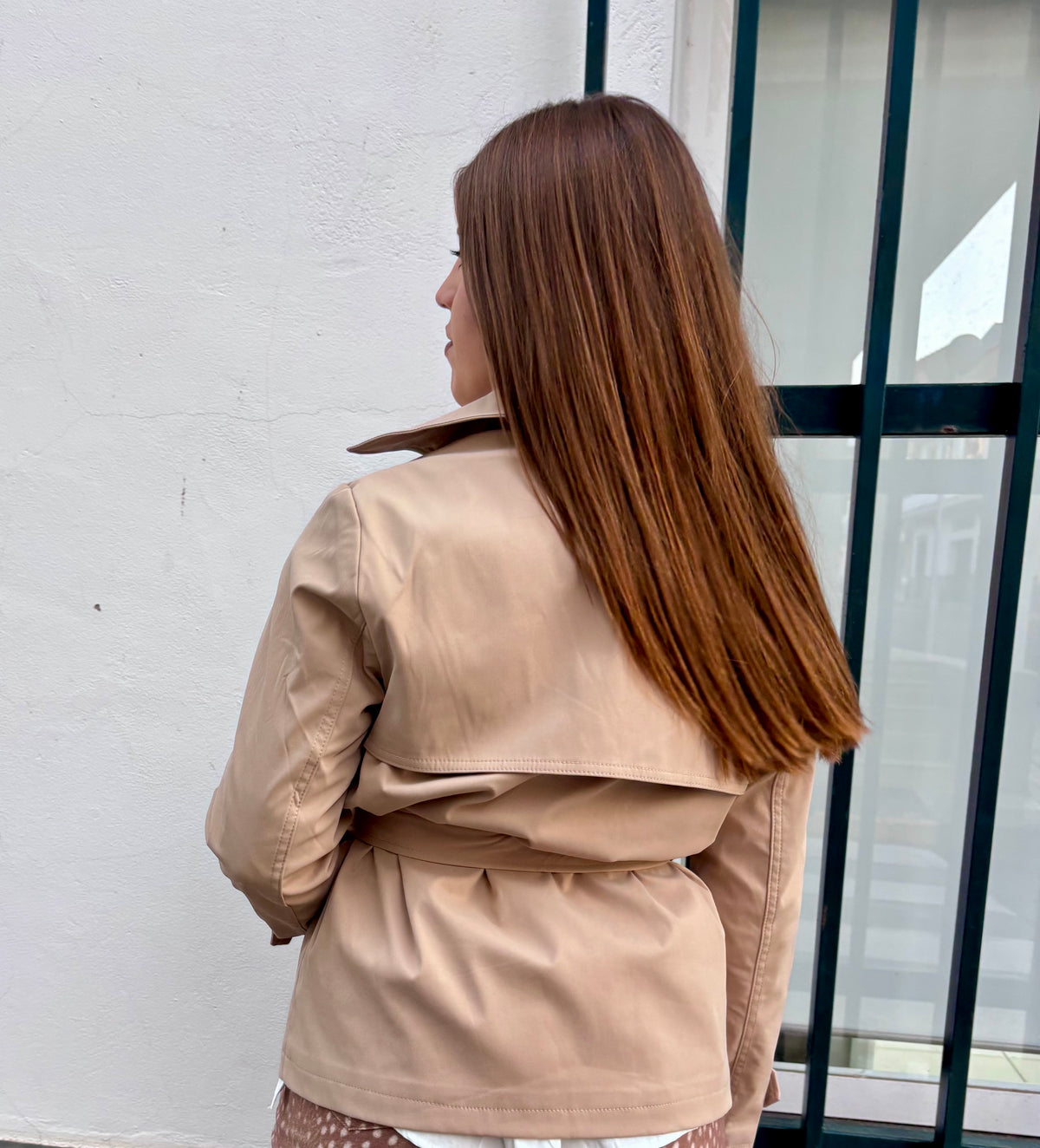 Gabardina Corta Beige con Botones