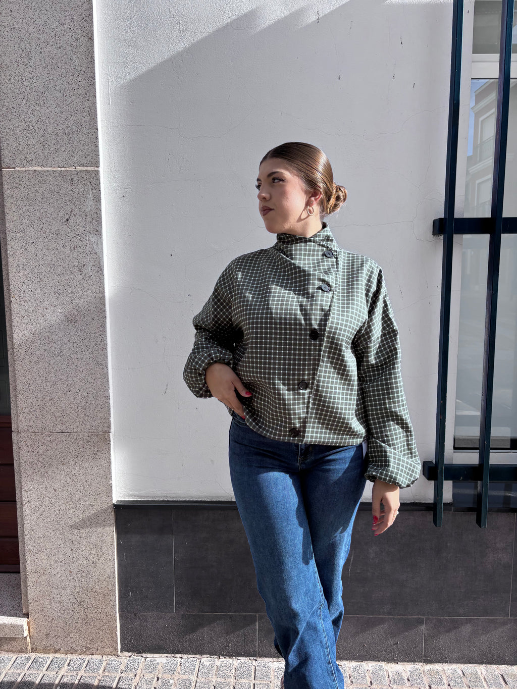 Chaqueta Corta  de Cuadros con Cuello Alto