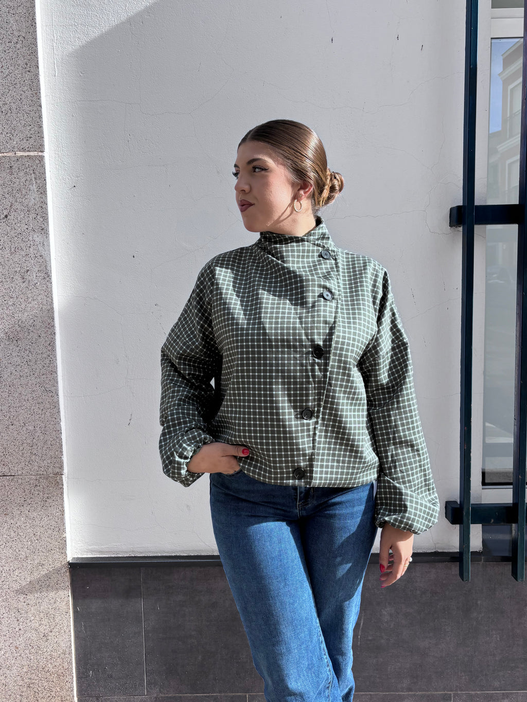Chaqueta Corta  de Cuadros con Cuello Alto