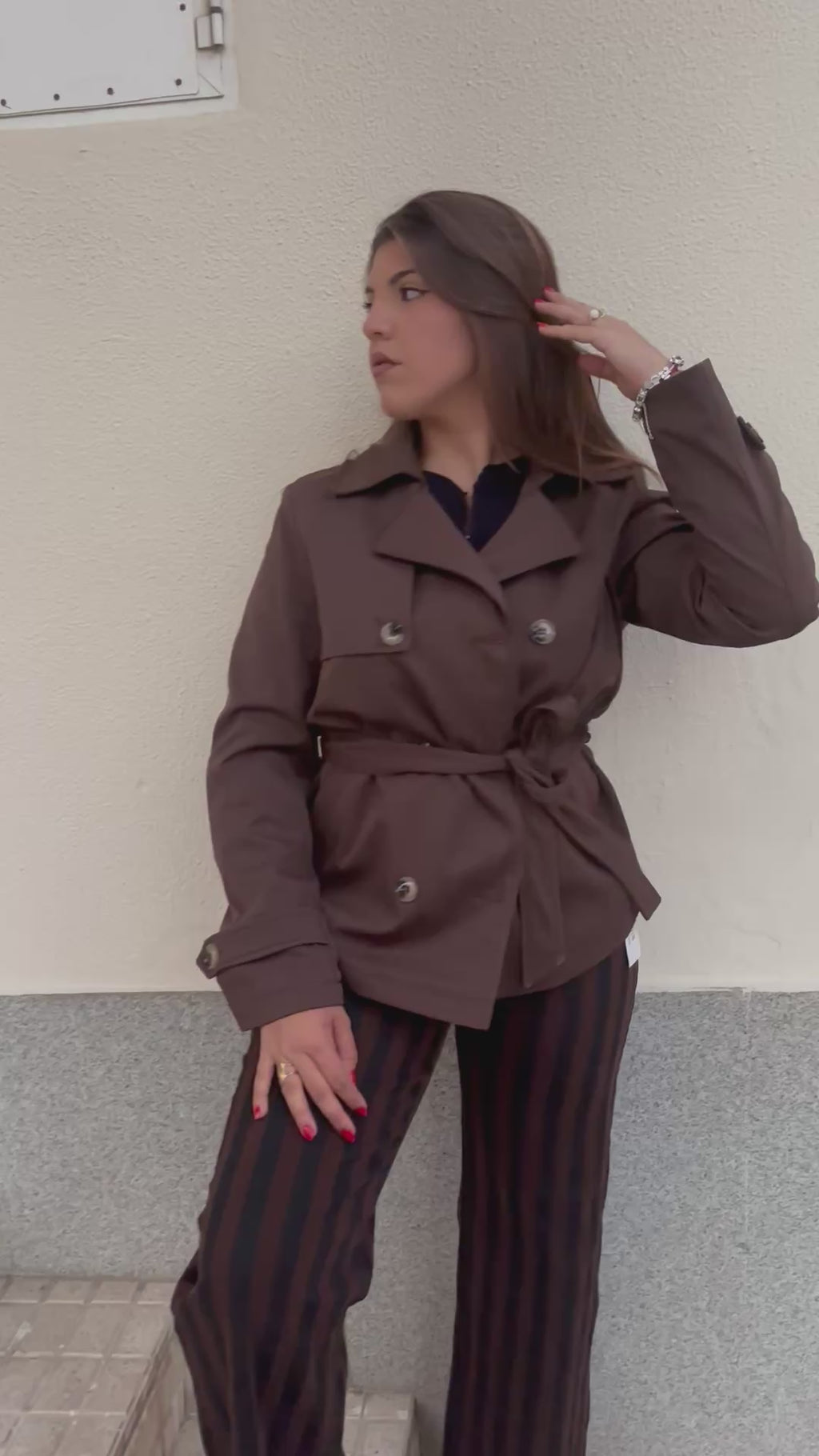 Gabardina Corta Beige con Botones