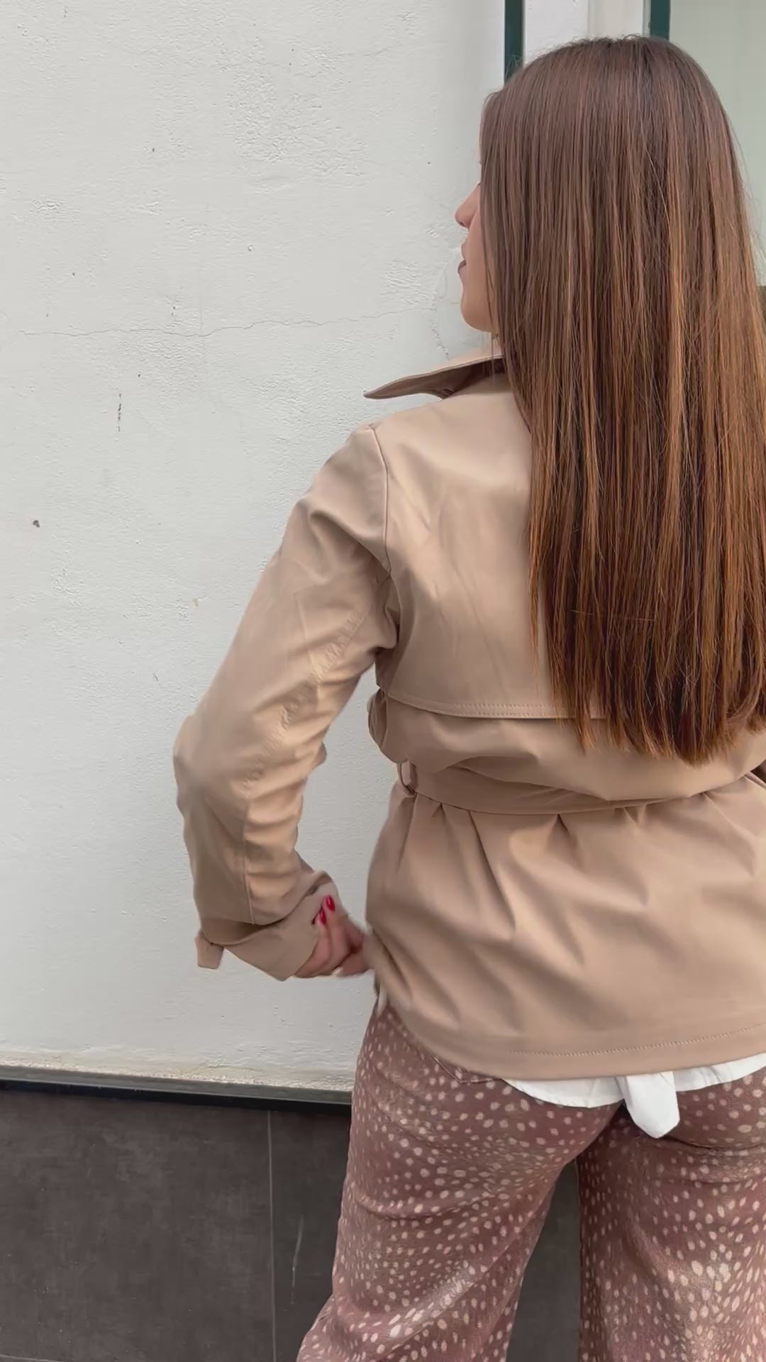 Gabardina Corta Beige con Botones